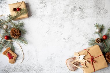 Noel veya Yeni Yıl dekorasyonlu ladin dalları ışık arka planının farklı taraflarında yer almaktadır. Noel temasının geçmişi. Boşluğu kopyala.