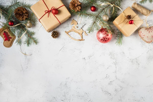 Noel veya Yeni Yıl dekorasyonlu ladin dalları ışık arka planının üst kısmında yer almaktadır. Noel temasının geçmişi. Boşluğu kopyala.