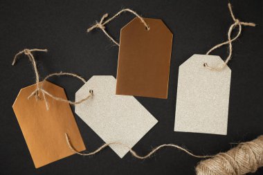 Hediye etiketleri siyah kağıt üzerinde. Kişisel hediyelerin ya da mevsimlik satışların teması.