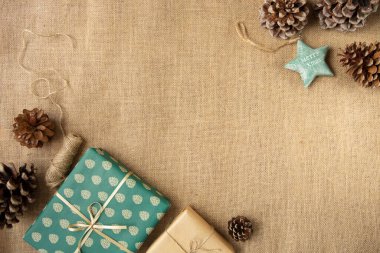 Noel hediyeleri, dekorasyonlar ve ladin konileri görüntünün farklı köşelerinde bir tuval üzerinde. Retro biçimi.