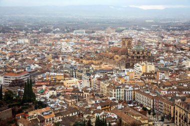 Tepenin tepesinden Granada şehrinin güzel manzarası. Alhambra Sarayı nerede? Granada 'daki katedralin manzarası. Granada, İspanya. 