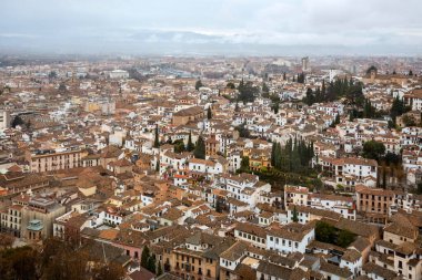 Tepenin tepesinden Granada şehri manzarası. Alhambra Sarayı nerede? Granada, İspanya.