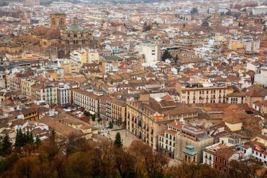 Tepenin tepesinden Granada şehrinin güzel manzarası. Alhambra Sarayı nerede? Granada, İspanya. Kentsel Sonbahar Manzarası.
