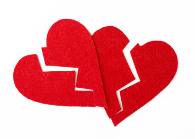 Beyaz arka planda iki kırık dekoratif kırmızı kalp var. Boşanma ya da ayrılma düşüncesi.