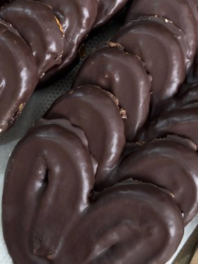 Çikolata jöleli kalpler şeklinde pişirme yakın çekim. Dikey resim.