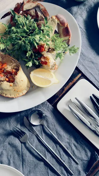 Masada limonlu ve şifalı bir tabak hazır yengeç var..