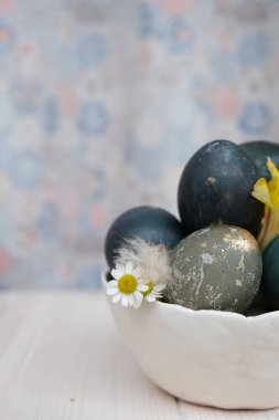 Sarı bir çiçek porselen beyaz tabaklarda yumurtanın ortasındadır.