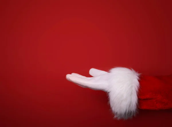 Weihnachtsmann Hand Präsentiert Ihren Text Produkt Werbung Auf Rotem Hintergrund — Stockfoto