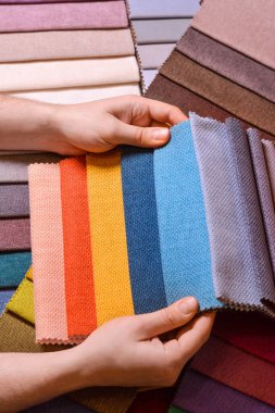 Müşteri sevdiği renk kumaşına bakar ve seçer. Yeni kanepesi için kumaş örneklerinden kumaşı seçer..