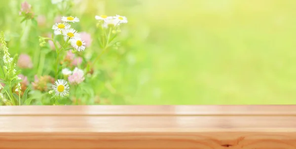 Yaz Çiçeklerinin Arka Planında Boş Ahşap Masa Çayırda Papatya Çiçeği — Stok fotoğraf