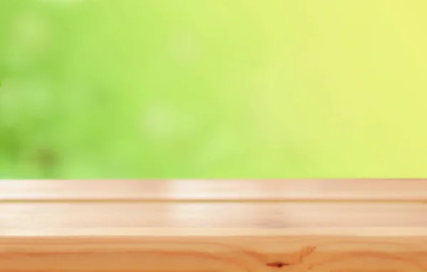 Tavolo Legno Vuoto Sfocatura Astratta Gialla Con Sfondo Verde Bellissimo — Foto Stock