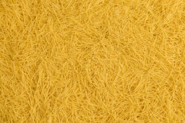 İtalyan çiğ makarna filini buğdaydan vermicelli. Yiyecek ve malzemeler arka planda.