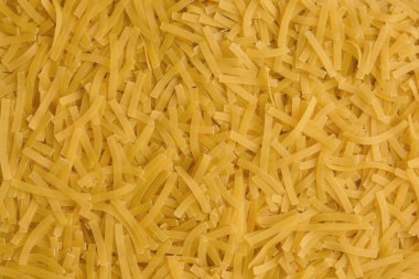 Ham vermicelli erişteli sarı arka plan. Kavram - arka plan olarak makarna.