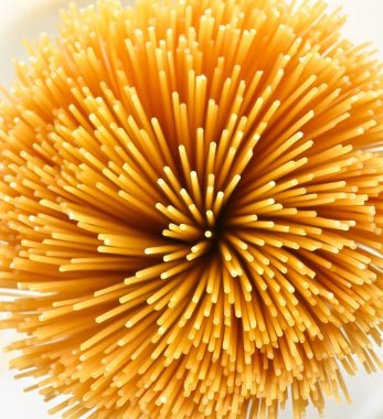 İtalyan spagetti makarnası. Bir demet spagetti toplandı. Yukarıdan görüntüle