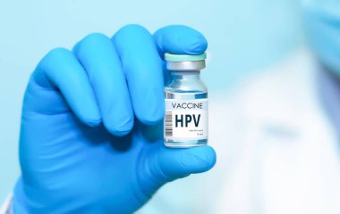 Bir doktorun elinde HPV aşısından bir şişe var. HPV hastalığına karşı aşı için deneysel HIV aşısı şişesi.
