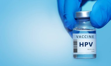Bir doktorun elinde HPV aşısından bir şişe var. HPV hastalığına karşı aşı için deneysel HIV aşısı şişesi.