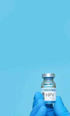 Bir doktorun elinde HPV aşısından bir şişe var. HPV hastalığına karşı aşı için deneysel HIV aşısı şişesi.
