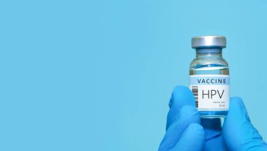 Bir doktorun elinde HPV aşısından bir şişe var. HPV hastalığına karşı aşı için deneysel HIV aşısı şişesi.