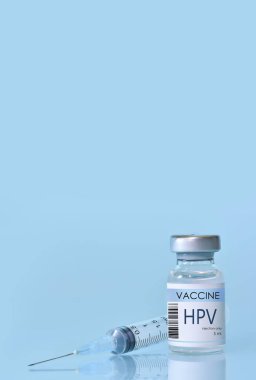 Mavi arka planda şırıngası olan bir şişede HIV aşısı. HIV hastalıklarına karşı aşı için deneysel HIV aşısı şişesi. Boşluğu kopyala
