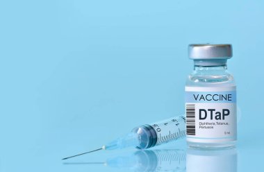 DTaP difteri, tetanos ve Pertusis aşısı mavi arka planda bir şırıngayla şişede. Tıp, sağlık ve bilim kavramı. Uzayı metin için kopyala. Pankart