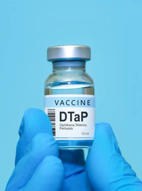 Doktor ya da hemşire ellerinde DTaP difteri, tetanos ve Pertusis aşısı var. Sağlık, aşı, tıbbi koruma ve tıptaki bilimsel araştırma kavramı