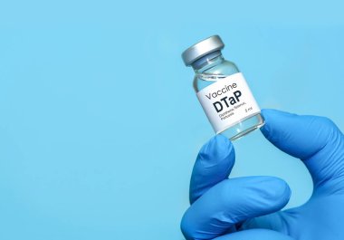 Doktor ya da hemşire ellerinde DTaP difteri, tetanos ve Pertusis aşısı var. Sağlık, bağışıklık, tıbbi koruma ve tıptaki bilimsel araştırma kavramı. Boşluğu kopyala