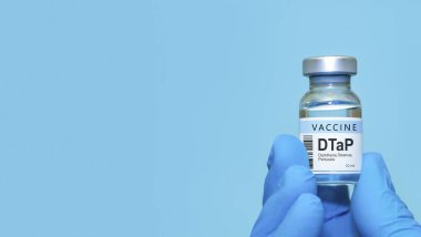 Doktor ya da hemşire ellerinde DTaP difteri, tetanos ve Pertusis aşısı var. Sağlık, bağışıklık, tıbbi koruma ve tıptaki bilimsel araştırma kavramı. Boşluğu kopyala