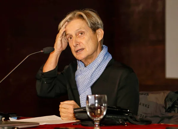 Bir konferans sırasında Judith Butler 'ın portresi. Yahudi-Amerikalı filozof, feminist ve LGBT + sosyal hareketler yazarı ve aktivisti.