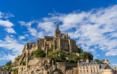 Mont Saint Michel 'in Normandiya, Fransa' daki manzarası. Unesco 'nun Dünya Mirası Anıtı.