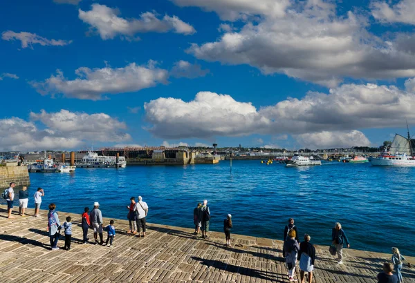 前景に観光客とサンマロのフランスの都市の港の眺めと白い雲と晴れた日 — ストック写真