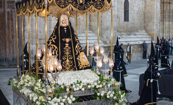 Palencia, İspanya 'da Paskalya Haftası. Tövbekârlar sokaklarda Bakire Meryem 'in resmini taşıyor..