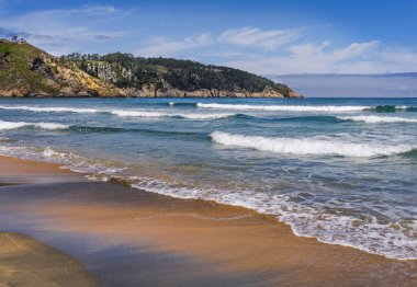Barayo Sahili manzarası, Asturias halkı, yazın, mavi gökyüzü ve açık bulutlarla.