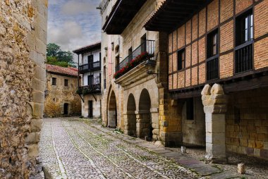 Cantabrian şehri Santillana del Mar 'da bir sokak manzarası. İspanya 'nın en güzel ve turistik köylerinden biri olarak kabul edilir..