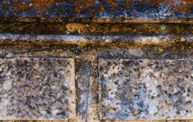 Eski bir taş duvarın ayrıntıları. Bir sürü deseni ve sıcacık mavi tonları var. Doku ve şablon kavramı.