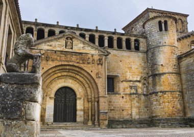 Santillana del Mar 'daki Romen kolej kilisesinin ana cephesi.