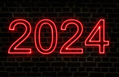 2024 sayısının gece görüntüsü kırmızı neon bir duvarda. Yeni yılı kabul et.