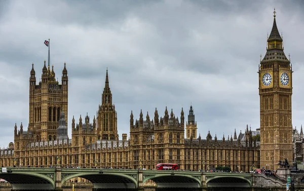 Büyük Ben ve Londra 'daki İngiliz Parlamentosu' nun evi Westminster Sarayı ile Thames Nehri üzerindeki Westminster Köprüsü manzarası..