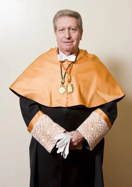 İspanyol ekonomist ve profesör Jaime Gil Aluja 'nın portresi, Doktor Honoris Causa.