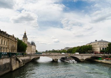 Paris 'teki Seine Nehri üzerindeki Pont au Change manzarası. Arka planda La Conciergerie ve Saat Kulesi var.