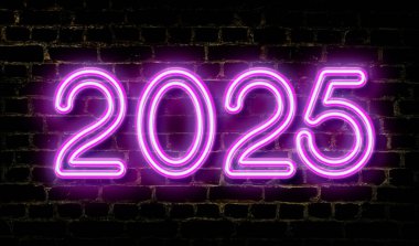 2025 sayısının gece görüntüsü pembe neon bir duvarda. Yeni yılı kabul et.