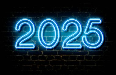 2025 sayısının mavi neon renkli bir duvardaki gece görüntüsü. Yeni yılı kabul et.