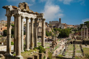 Roma İmparatorluğu 'nun Roma, İtalya' daki tarihi kalıntıları. Gün ışığı ve mavi gökyüzü..