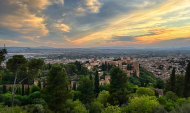 Gün batımında ön planda Alhambra ile İspanya 'nın Granada şehrinin manzarası.