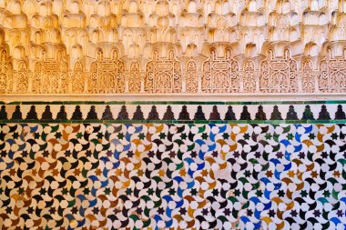 Granada 'daki Alhambra' nın içindeki bir duvarın mimari ayrıntıları..