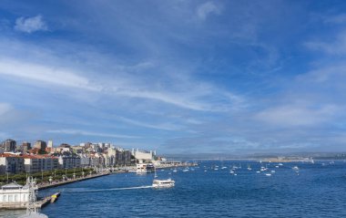 Gezinti güvertesi ve Santander Körfezi, Cantabria, önü deniz ve hafif bulutlu gökyüzü..