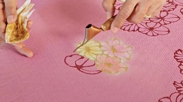 Dokonywanie Batik Rysując Odręczne Wzory Tkaninie Tajlandii — Wideo stockowe