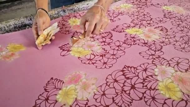 Hacer Batik Dibujando Patrones Mano Alzada Tela Tailandia — Vídeo de stock