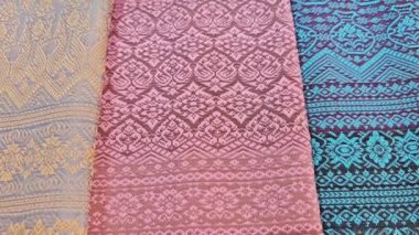 Tayland 'da kumaşa el yazması desenler çizerek batik yapmak.