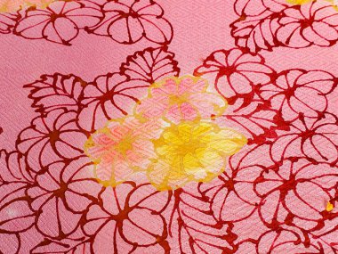Tayland 'da kumaşa el yazması desenler çizerek batik yapmak.