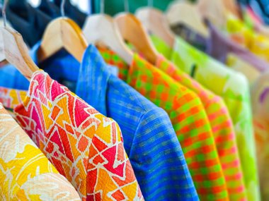 Güzel renkli desenli gömlekler Tayland Batik 'ten yapılır. Yerel halktan bir el işi..